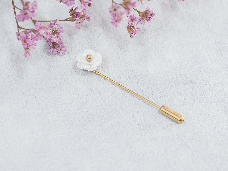 Plum ~ white porcelain flower brooch pin ~ size Mini - 胸針/心口針 - 陶 白色