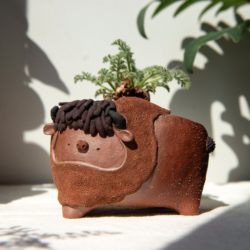 Bison planter. Dark brown clay pot. Handmade plant pot with - 花瓶/花器 - 陶 