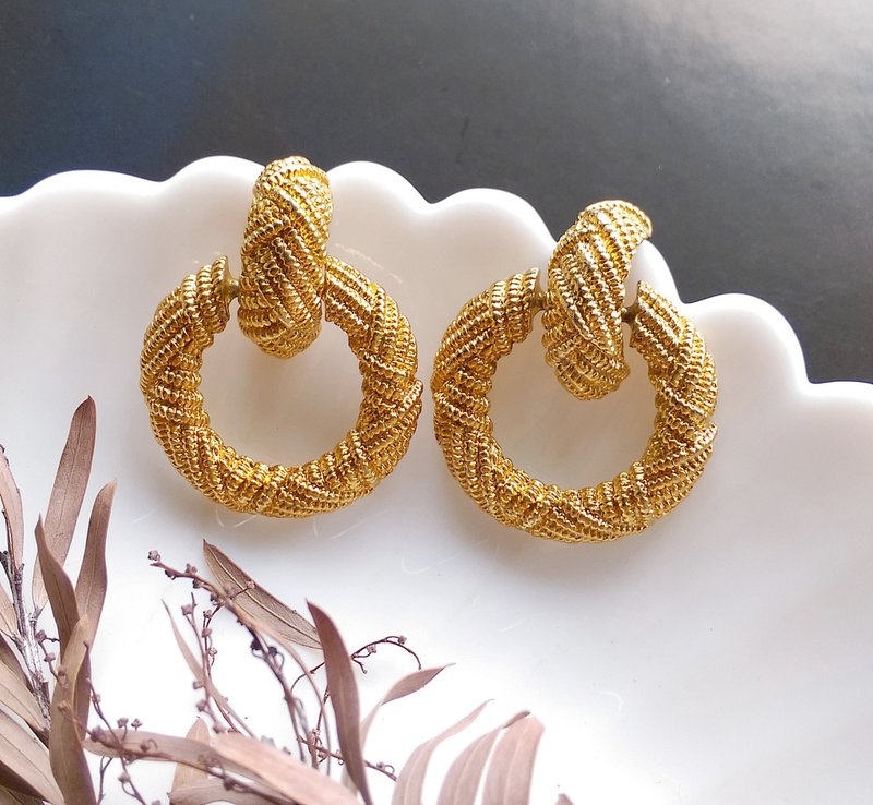 Vintage Jewelry 西洋古董飾品 金色調 垂墜 編繩 針式耳環 - 耳環/耳夾/耳骨夾 - 其他金屬 金色