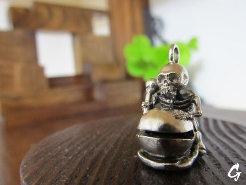 木魚を抱えたドクロのペンダントトップ - 項鍊 - 純銀 