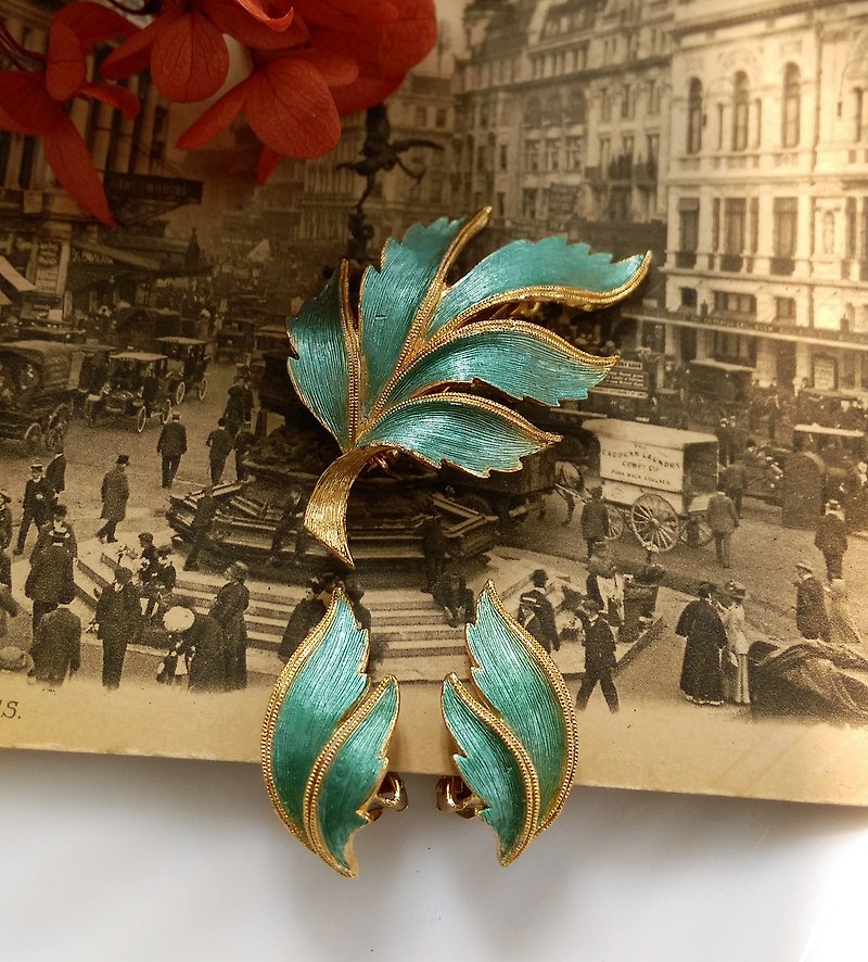 Western antique ornaments. JJ silk leaf green enamel pin + clip earring set - Badges & Pins - Other Metals Gold