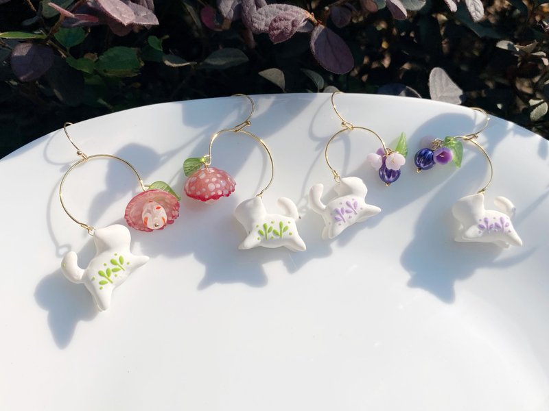 追逐蘑菇花花的小貓 手工軟陶耳環 | 耳夾 - 耳環/耳夾/耳骨夾 - 黏土 綠色