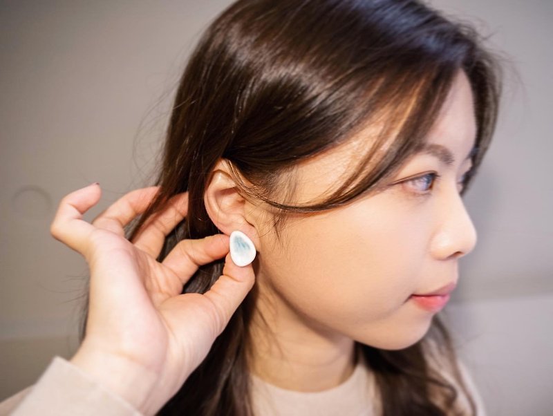 ดินเผา ต่างหู ขาว - Azure Shell Ceramic Pin Earrings