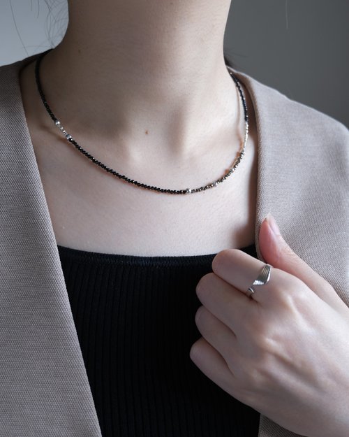 Nuna 天然石 ブラックスピネル&パイライト カレンシルバービーズネックレス svart og pýrít necklace：天然石パイライト/ブラックスピネル