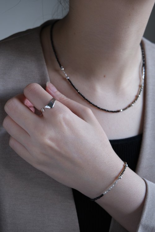 Nuna 天然石 ブラックスピネル&パイライト カレンシルバービーズネックレス svart og pýrít necklace 天然石ブラックスピネルパイライト