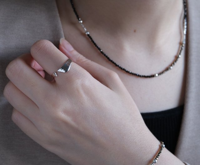Nuna 天然石 ブラックスピネル&パイライト カレンシルバービーズネックレス svart og pýrít necklace：天然石ブラックスピネル&パイライト