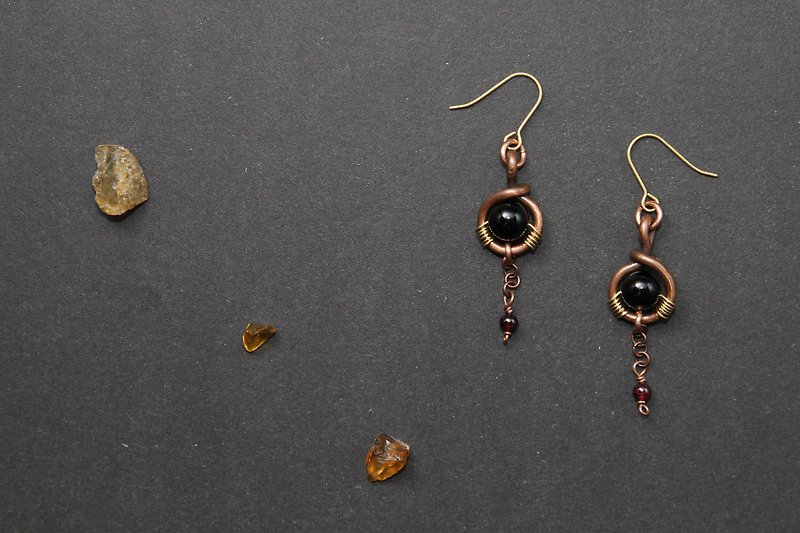【Series of Crystal】Black agate, garnet earrings(sprayed) _ Innocent eyes - ต่างหู - เครื่องเพชรพลอย 