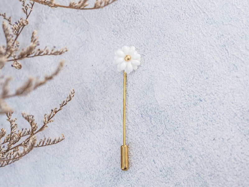 Daisy ~ white porcelain flower brooch pin ~ size Mini - 胸針 - 陶 白色