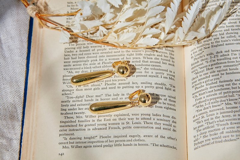 [The United States brought back Western antique jewelry] 1980s retro Avon European garden clip-on style