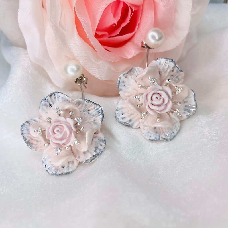 珍珠淡雅象牙粉玫瑰花黏土耳環 - 耳環/耳夾 - 黏土 粉紅色
