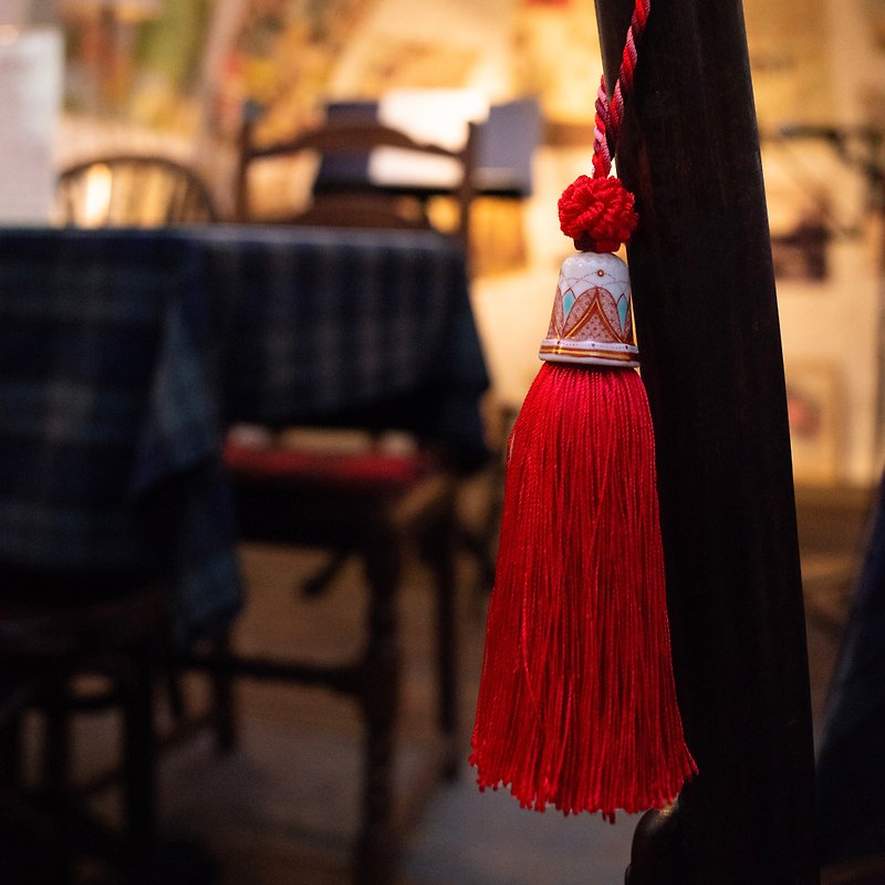 Kutani ware thimble tassel Aka-e series + red tufts ~ Your own tassel made with traditional crafts