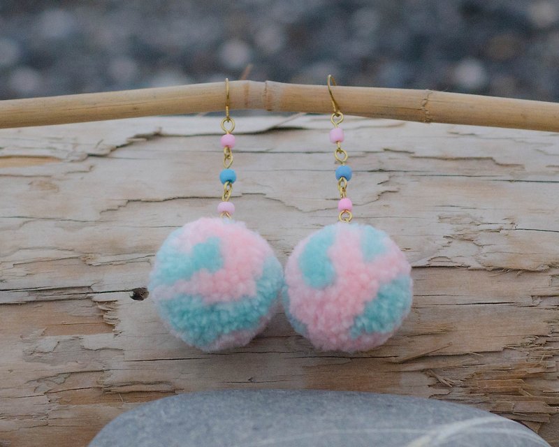 [Strawberry Sky] hair ball, glass beads earrings, can be changed - Earrings & Clip-ons - Cotton & Hemp Pink