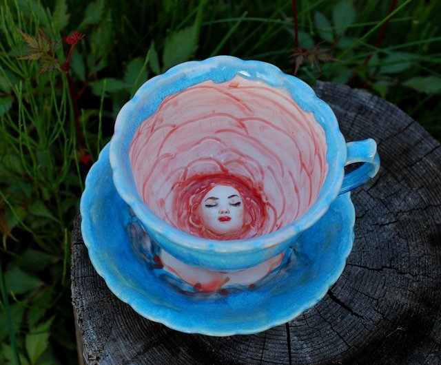 青い陶器のコップと受け皿手作りのお茶セット仙境風格會說話的花