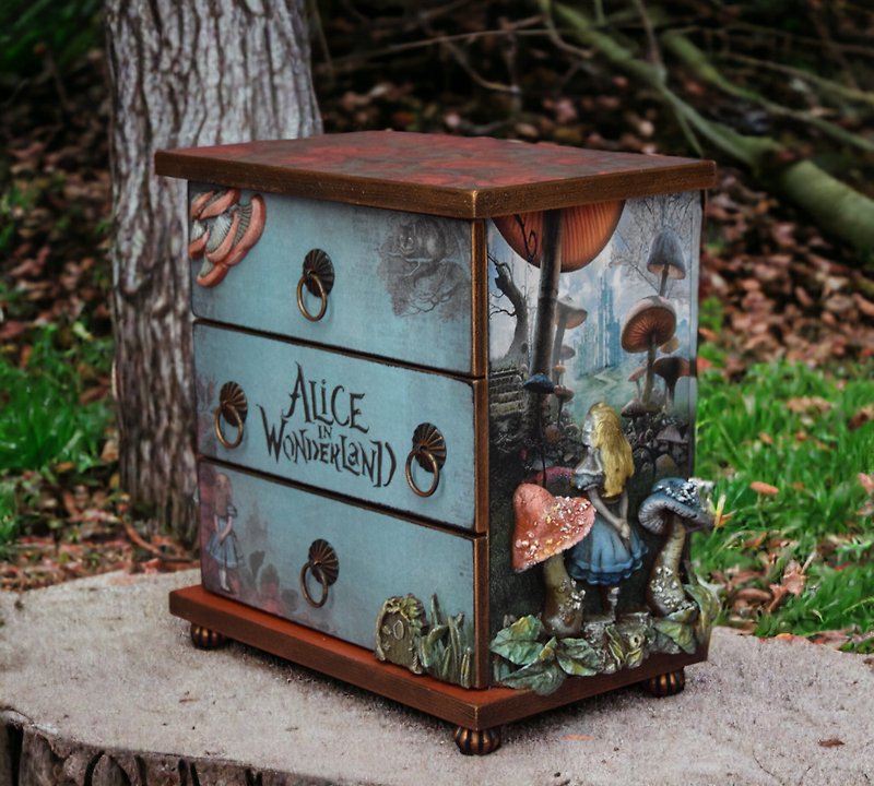 Alice in Wonderland Jewelry box. Alice in Wonderland mini chest of drawers. - 居家收納/收納盒/收納用品 - 木頭 多色