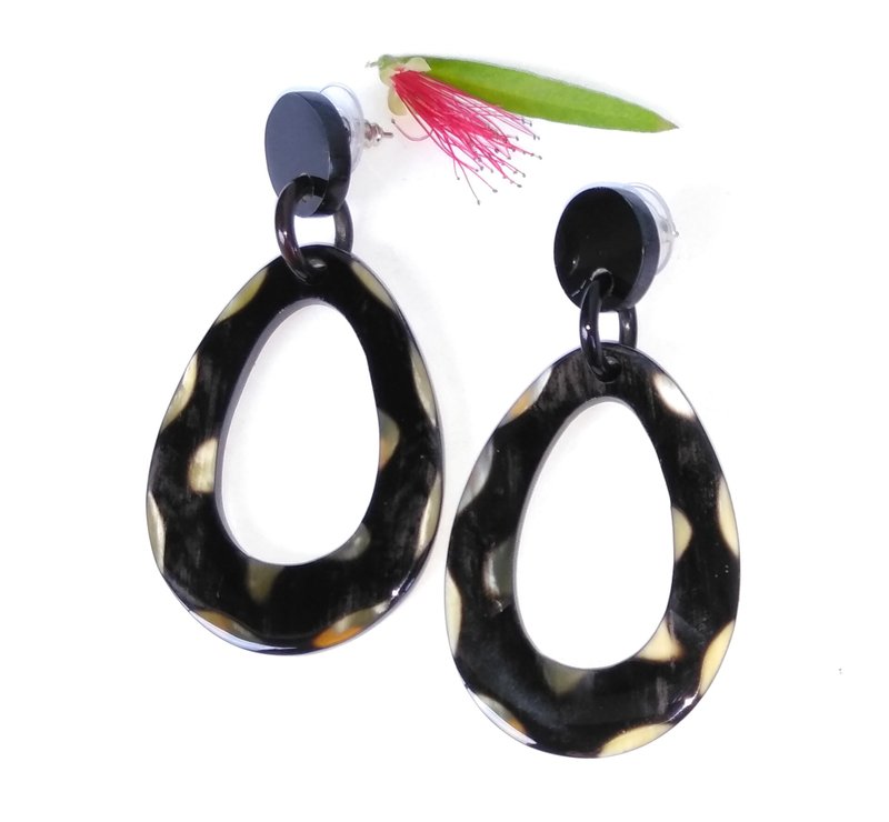 Handmade Horn Boho Lightweight Statement Earrings Dyed in Black and White - 耳環/耳夾/耳骨夾 - 環保材質 黑色