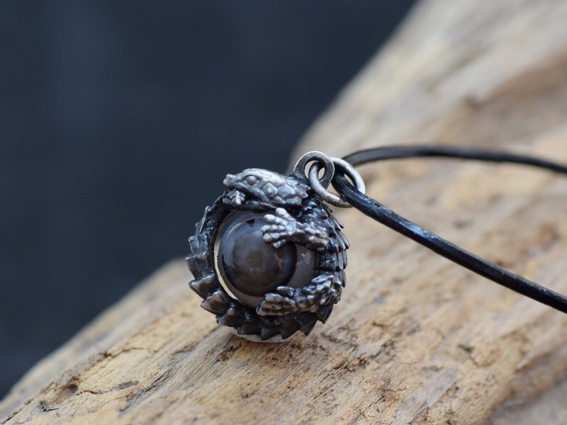 Limited to 1 item Armadillo Lizard Stone Pendant with 1 Tibetan Agate and Leather Strap Necklace - สร้อยคอ - โลหะ สีเงิน