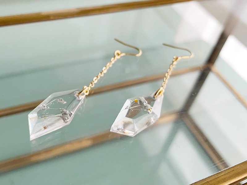 Silver haze grass earrings / Clip-On that look like they're trapped in ice - ต่างหู - วัสดุอื่นๆ สีเทา