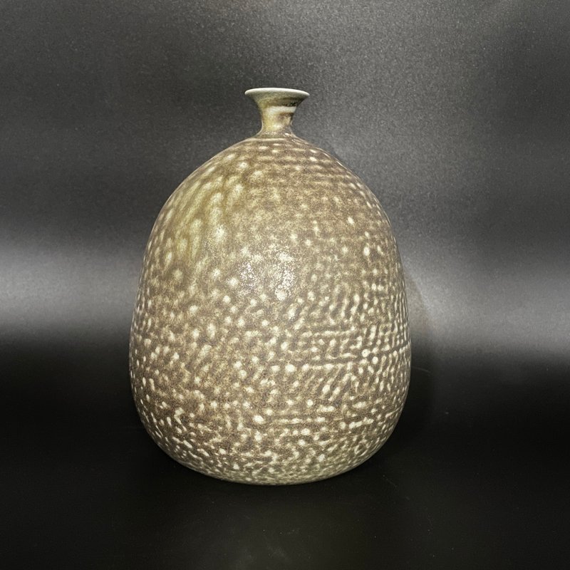 Salt burnt hand drawn vase - เซรามิก - ดินเผา สีกากี