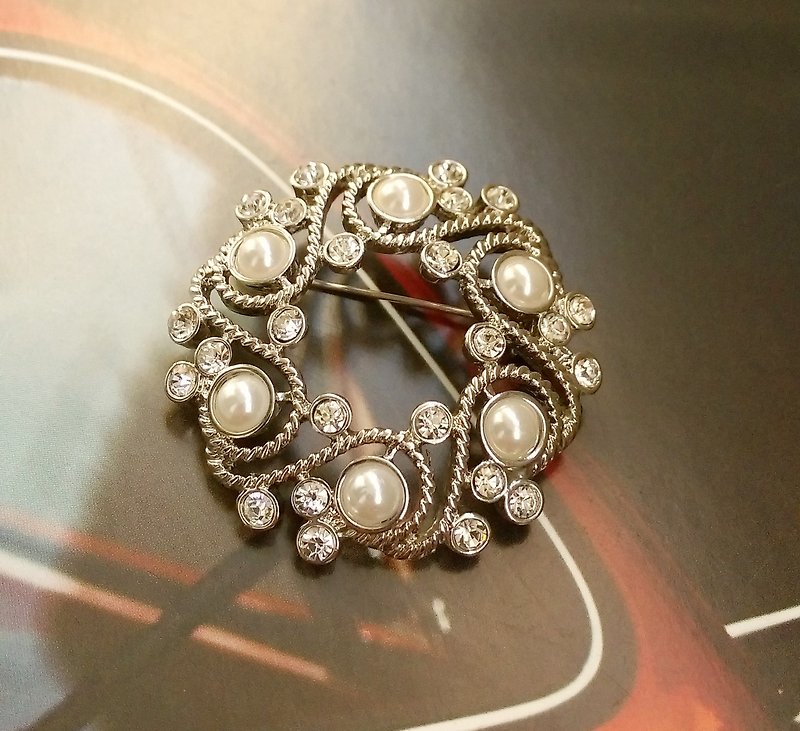 Western antique jewelry. Cool color bead and diamond hoop pin - เข็มกลัด/พิน - โลหะ สีทอง