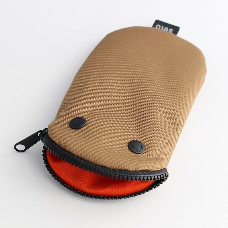 The creature iPhone case　Pencil case　Oval　Light brown - ポーチ - ポリエステル ブラウン