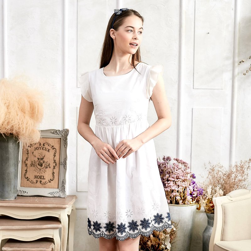 Floral Embroidered Fit & Flare Dress (woman) - ชุดเดรส - ผ้าฝ้าย/ผ้าลินิน ขาว