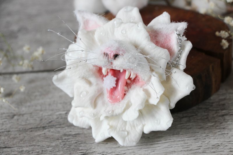 White Flower Brooch Predator Brooch Christmas Brooch - 胸針 - 黏土 白色