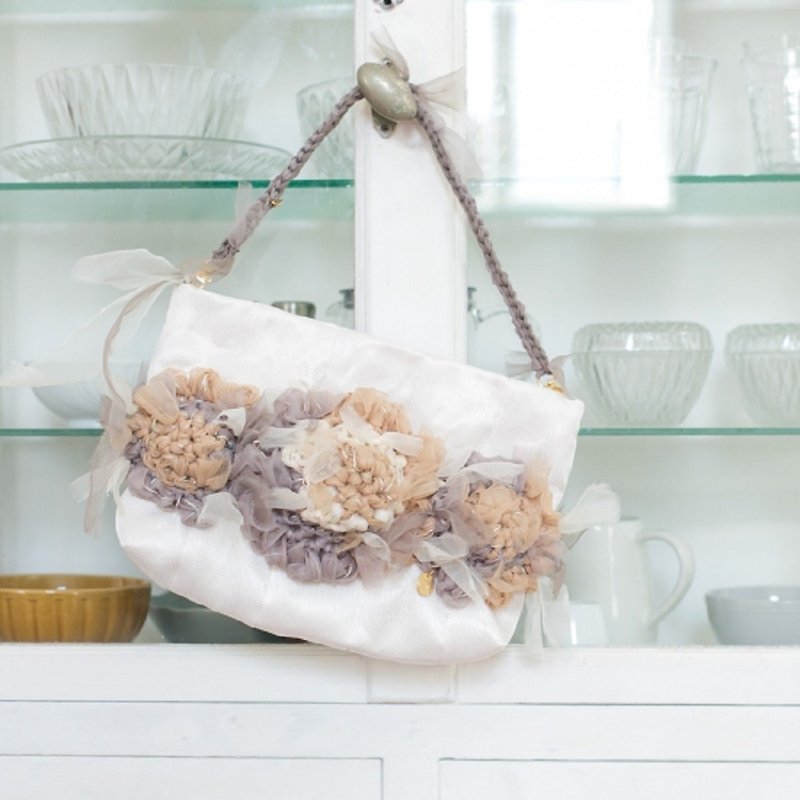 Celebration | Tatami rim | Blooming clutch handbag - กระเป๋าถือ - เส้นใยสังเคราะห์ ขาว