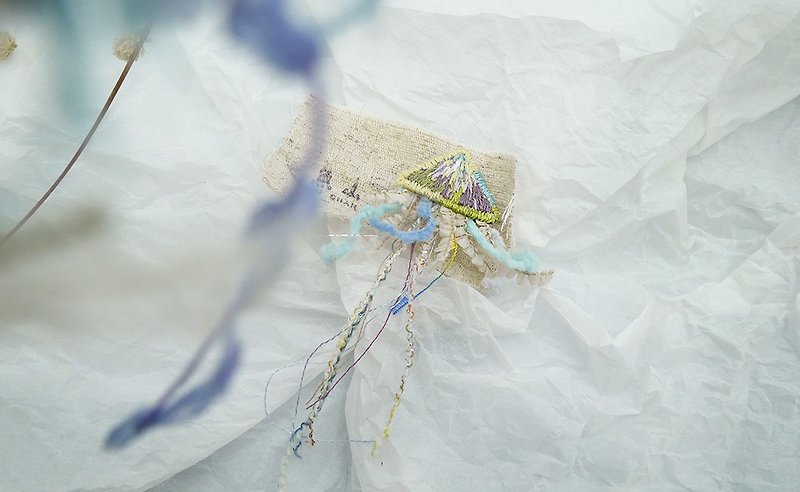 [Shan Mica] hand-embroidered yarn pin - เข็มกลัด - งานปัก หลากหลายสี