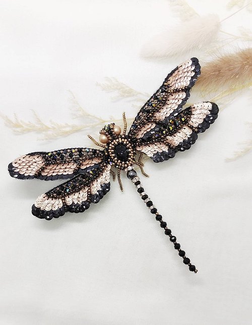 一隻蟲子 珠寶刺繡立體水晶昆蟲胸針-霧金黑蜻蜓胸針