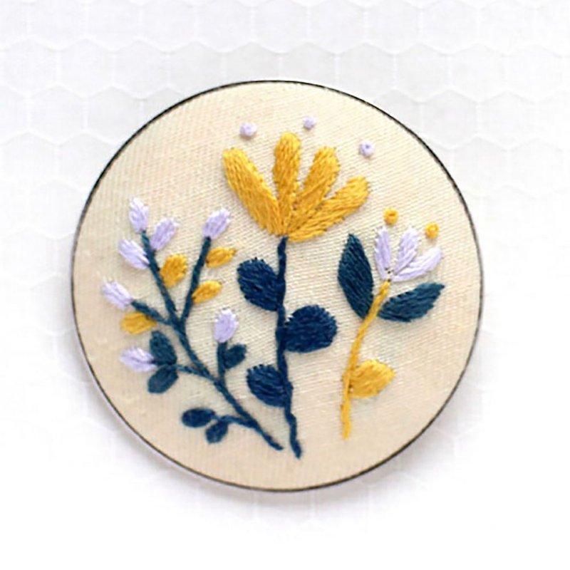 Yellow bouquet  - Embroidery Brooch Kit - Knitting, Embroidery, Felted Wool & Sewing - Thread Yellow