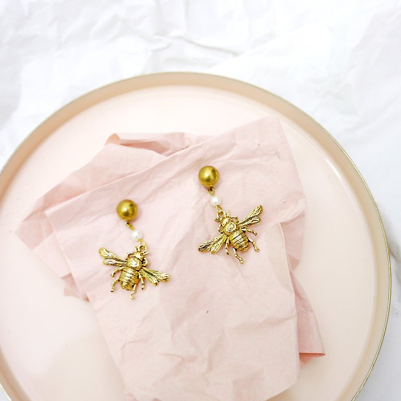 VINTAGE Renaissance vintage insect earrings - ต่างหู - โลหะ สีทอง
