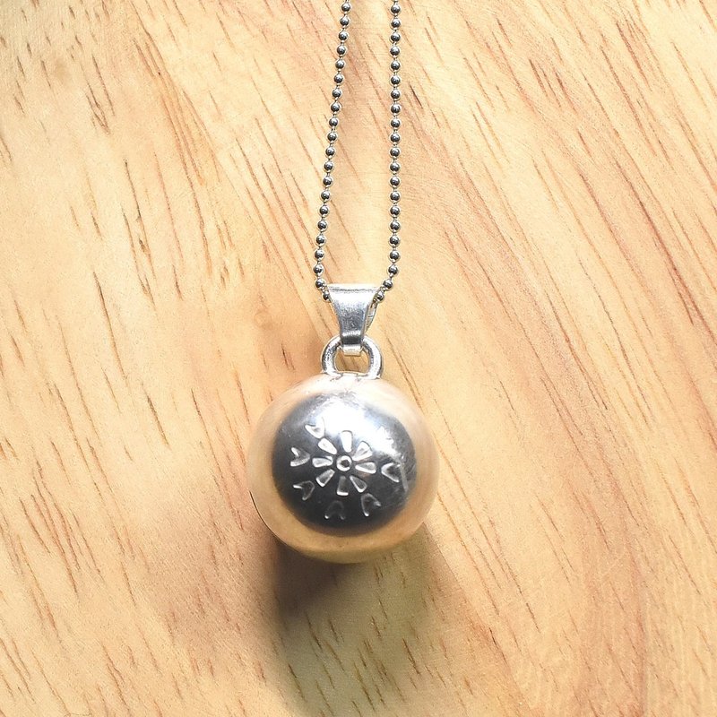 Silver bell pendant top with floral pattern - สร้อยคอ - เงิน สีเงิน