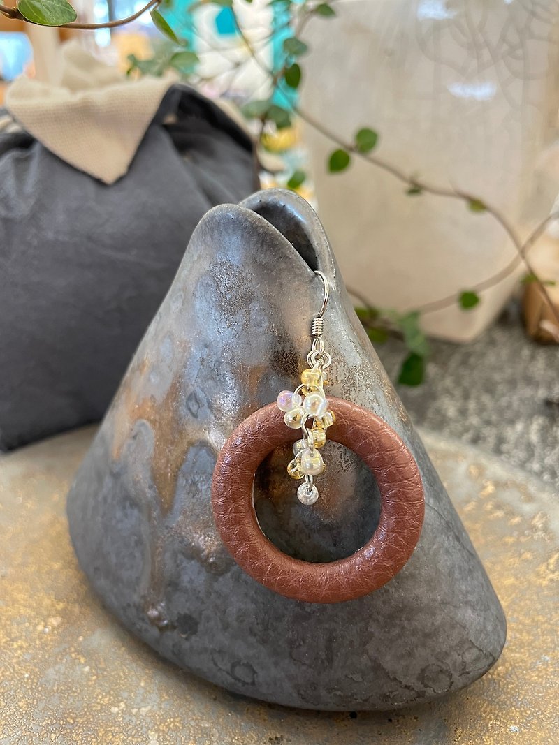 Stone brown leather round shape single ear earrings