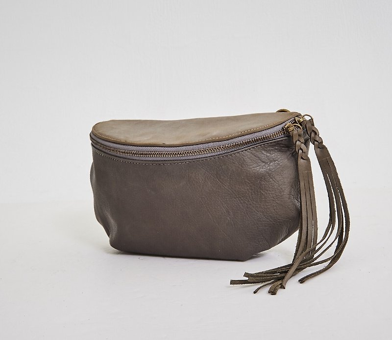 Curved zipper light small side backpack brown - กระเป๋าแมสเซนเจอร์ - หนังแท้ สีนำ้ตาล