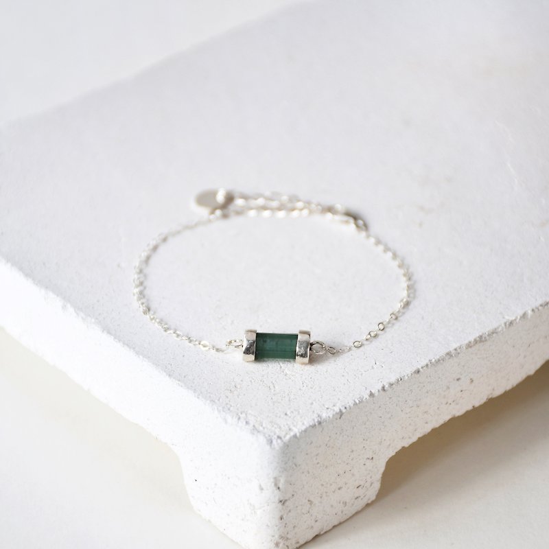 Simple cylindrical natural green Stone with Sterling Silver bracelet tourmaline // // October birthday Stone - สร้อยข้อมือ - เครื่องเพชรพลอย สีเขียว