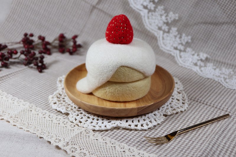 Needle felt strawberry soufflé - Items for Display - Wool White