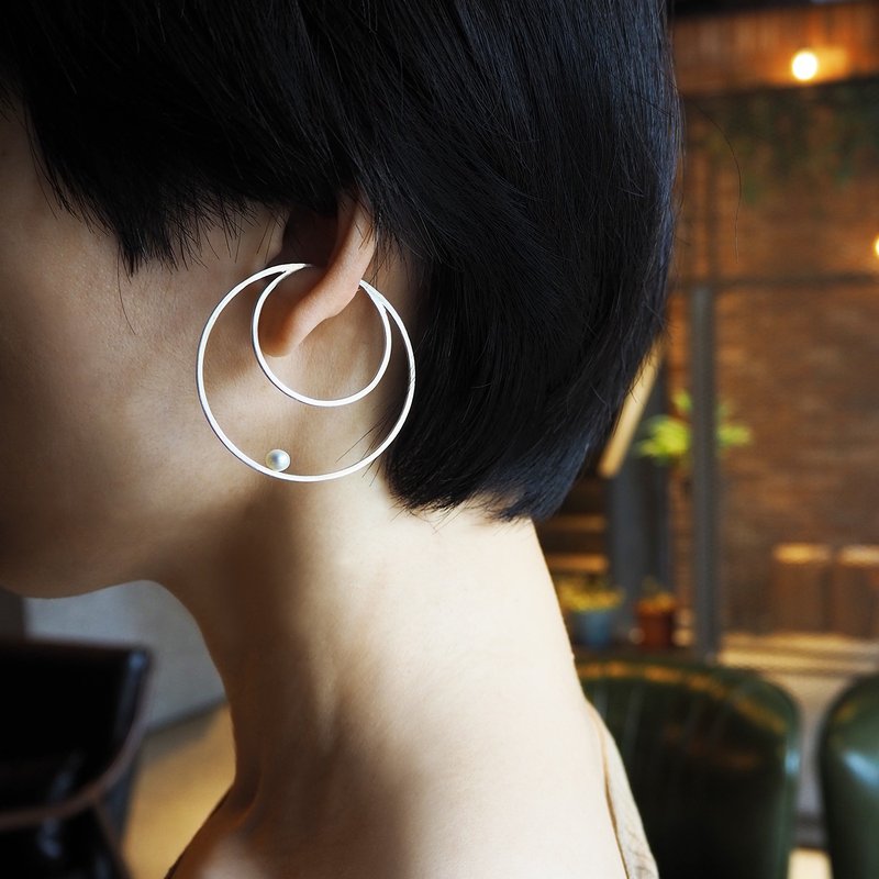 pearl round a earring_珍珠圓框a耳骨環 沒耳洞 耳環 耳夾 - 耳環/耳夾/耳骨夾 - 銀 銀色