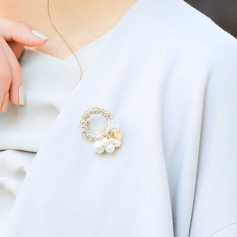 Soft natural pearl brooch | Clear - เข็มกลัด - ไข่มุก สีใส