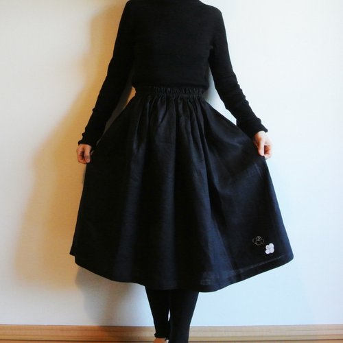 akka リネン・ギャザースカート 黒・白椿