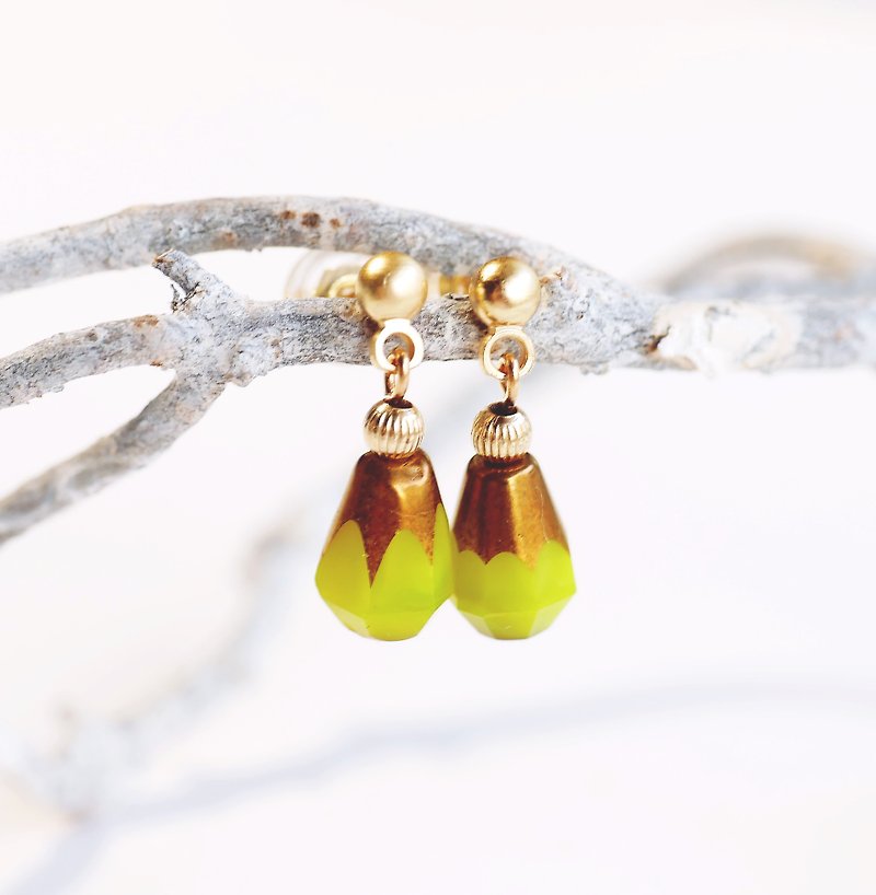 Western pear micro imitation old small earrings summer fruit sweet and lovely mini wild 14K - Earrings & Clip-ons - Glass Green