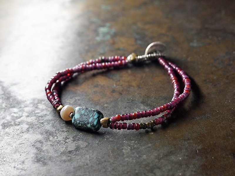 Double breath of old Tibetan turquoise and ancient agate, old orisables, and grape-colored white hearts - Bracelets - Glass Purple