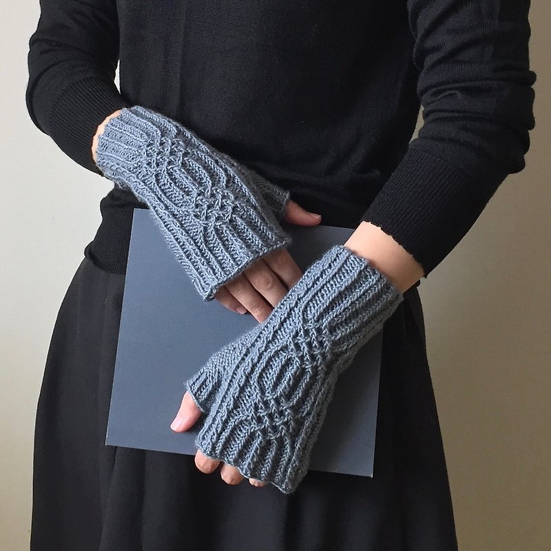 Xiao fabric - hand-woven wool three-dimensional pattern mitts - knot (gray / spot) - Gloves & Mittens - Wool Gray