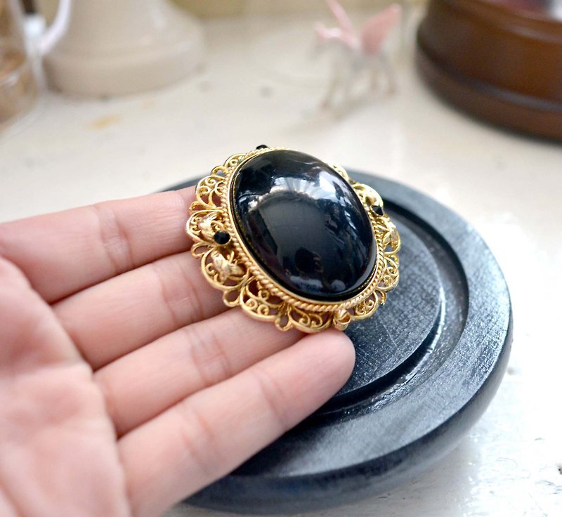 18K Gold Hollow Flower Base Retro Black Gemstone Brooch Noble and Elegant Japanese Second-hand Vintage Jewelry