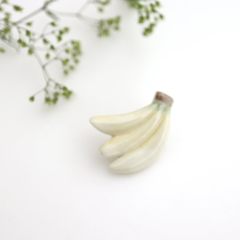 Banana pin brooch - 胸針 - 瓷 黃色