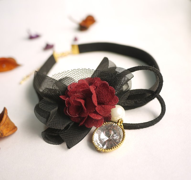 Elegant gothic rose necklace. [Panna Cotta] - สร้อยติดคอ - พืช/ดอกไม้ สีแดง