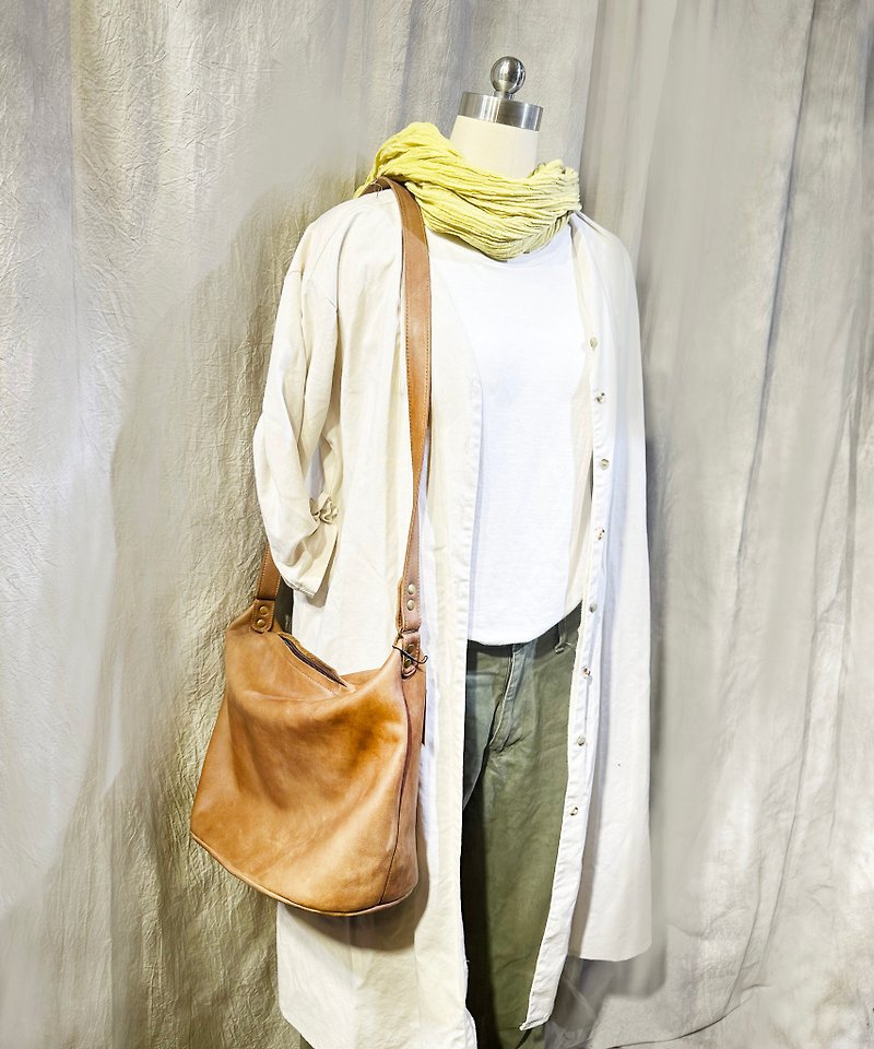 Sienna leather balloon bag - กระเป๋าแมสเซนเจอร์ - หนังแท้ สีนำ้ตาล