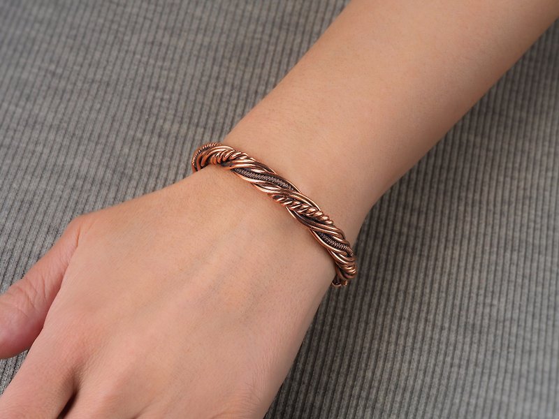 Copper bracelet  Antique style Handcrafted wire woven copper jewelry Unisex - สร้อยข้อมือ - ทองแดงทองเหลือง สีทอง