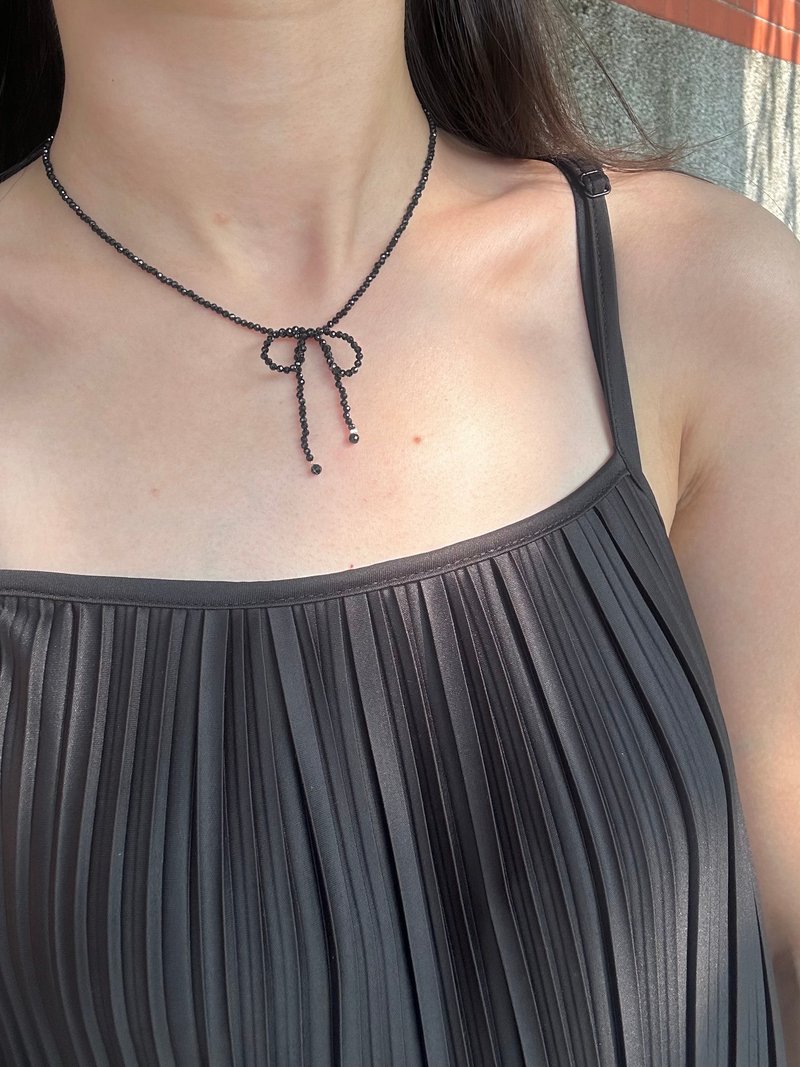 black spinel bow necklace - สร้อยคอ - เครื่องประดับพลอย สีดำ