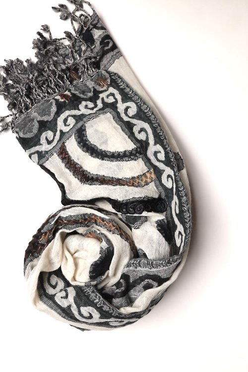 M31仙女星工作室 【母親節禮物】喀什米爾水煮羊毛手工刺繡圍巾披肩黑白色水墨畫薄