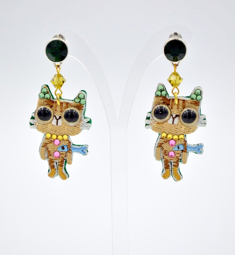 Embroidered three-dimensional eye cat earrings Swarovski crystal decoration - ต่างหู - วัสดุอื่นๆ สีนำ้ตาล